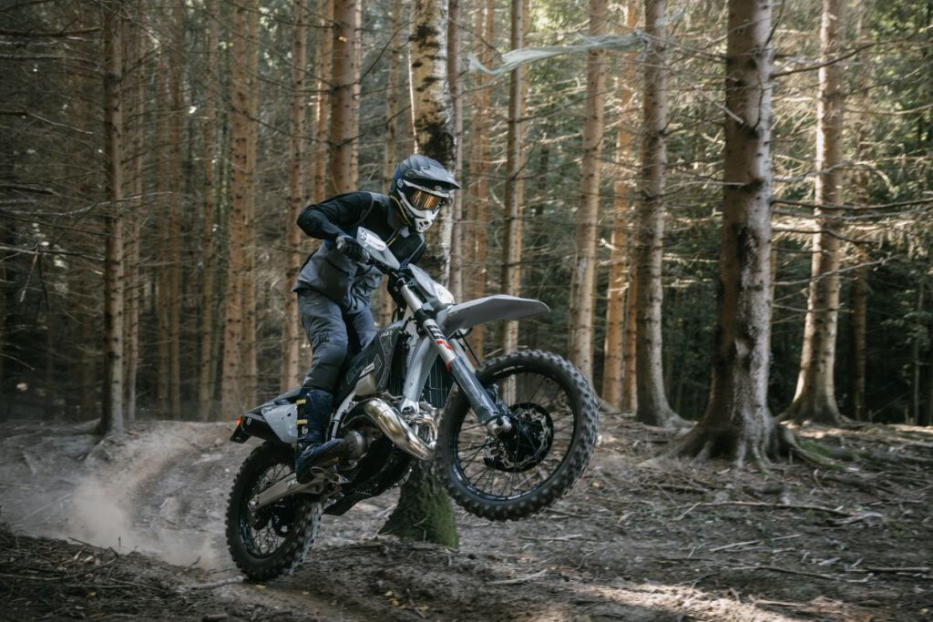 High-Performance Mountainbike-Fahrerin im Wald, actionreiche Offroad-Bike-Abenteuer, SHE RIDES.