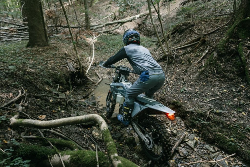 Husqvarna Pro Enduro 2026 - Gebaut für den Wettbewerb 5 Husqvarna FE 350 Pro 2026 Fahrer im Gelände auf dem Track