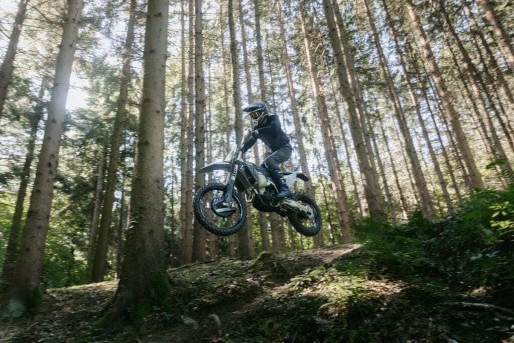 Husqvarna Pro Enduro 2026 - Gebaut für den Wettbewerb 4 Husqvarna FE 350 Pro 2026 Fahrer im Gelände im Sprung