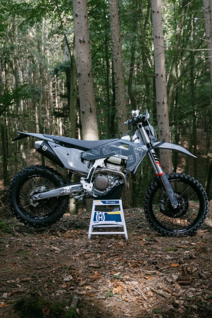 Husqvarna Pro Enduro 2026 - Gebaut für den Wettbewerb 7 Husqvarna FE 350 Pro 2026 Seitenansicht im Gelände