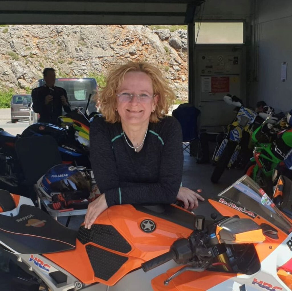Ingrid – Zwischen Mentaltraining, Maschine und Mindset 9 Ingrid oranges Motorrad