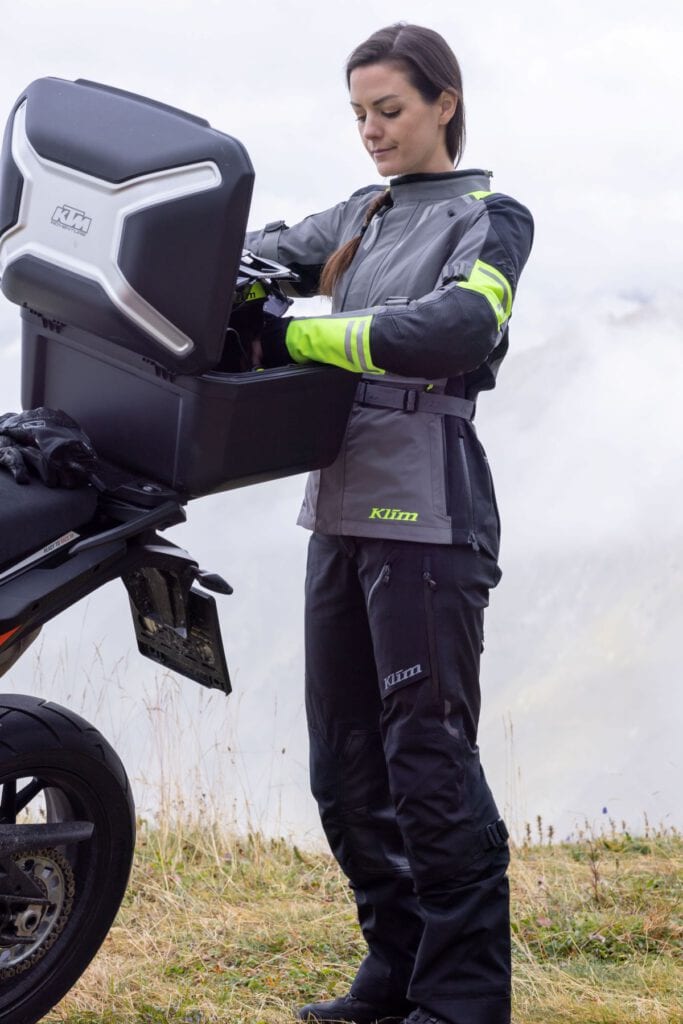 KLIM Hi Vis Bio Recognition Tragebild Damenjacke Ganzkörperbild