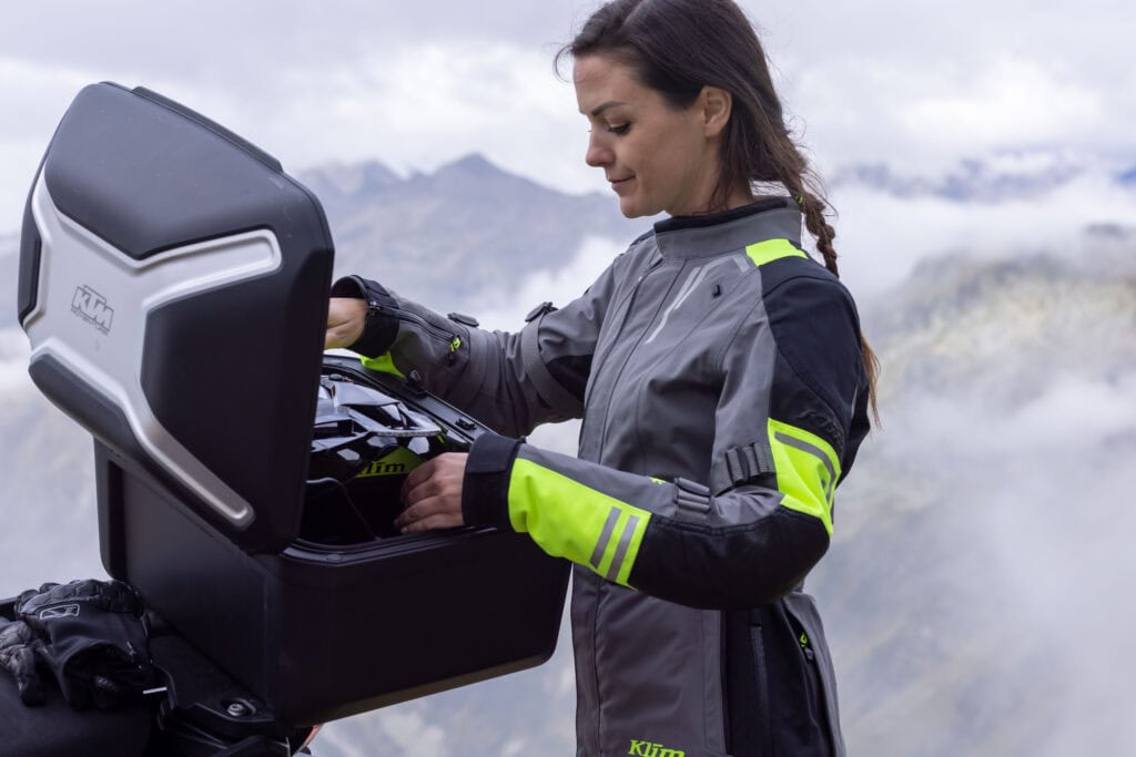 KLIM Hi Vis Bio Recognition Tragebild Damenjacke Öffnen Gepäck
