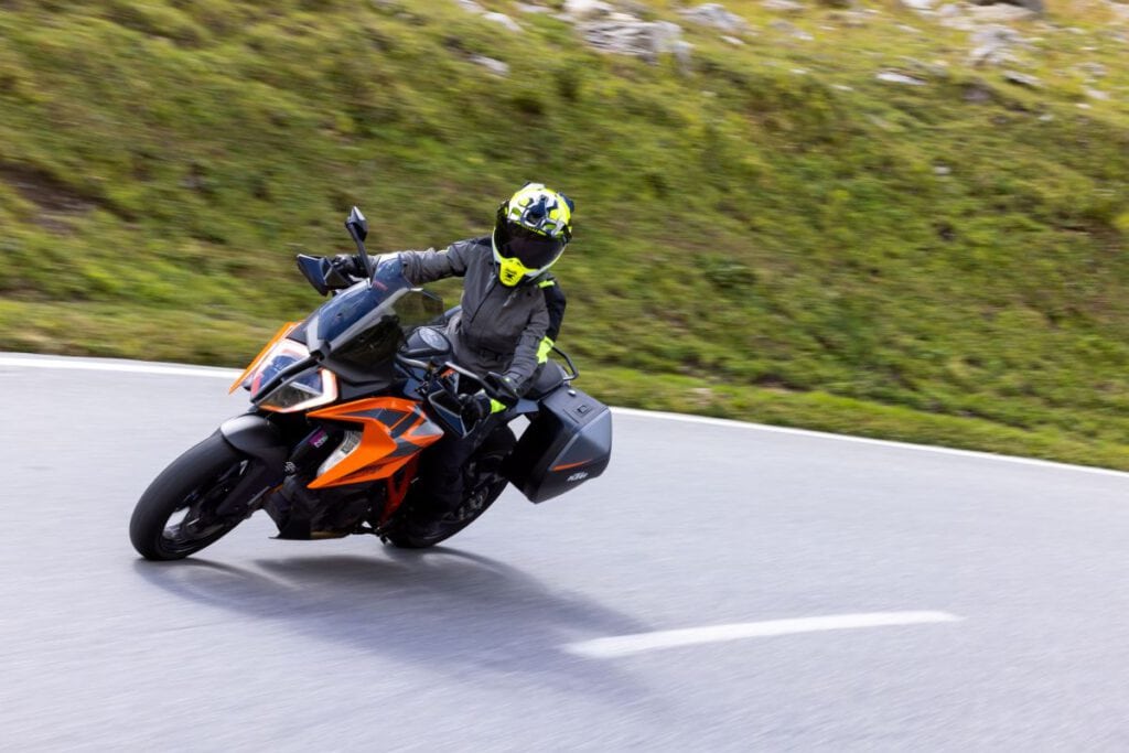 KLIM Hi Vis Bio Recognition Revolution: Wie die US-Marke Sichtbarkeit und Stil perfekt kombiniert 10 KLIM Hi Vis Bio Recognition Tragebild Damenjacke on the road