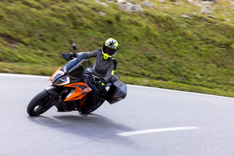 KLIM Hi Vis Bio Recognition Tragebild Damenjacke on the road