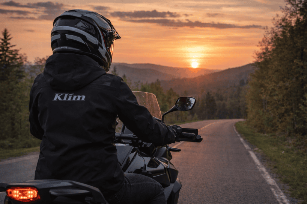 KLIM STOW AWAY ECLIPSE Motorradfahrerin Sonnenuntergang