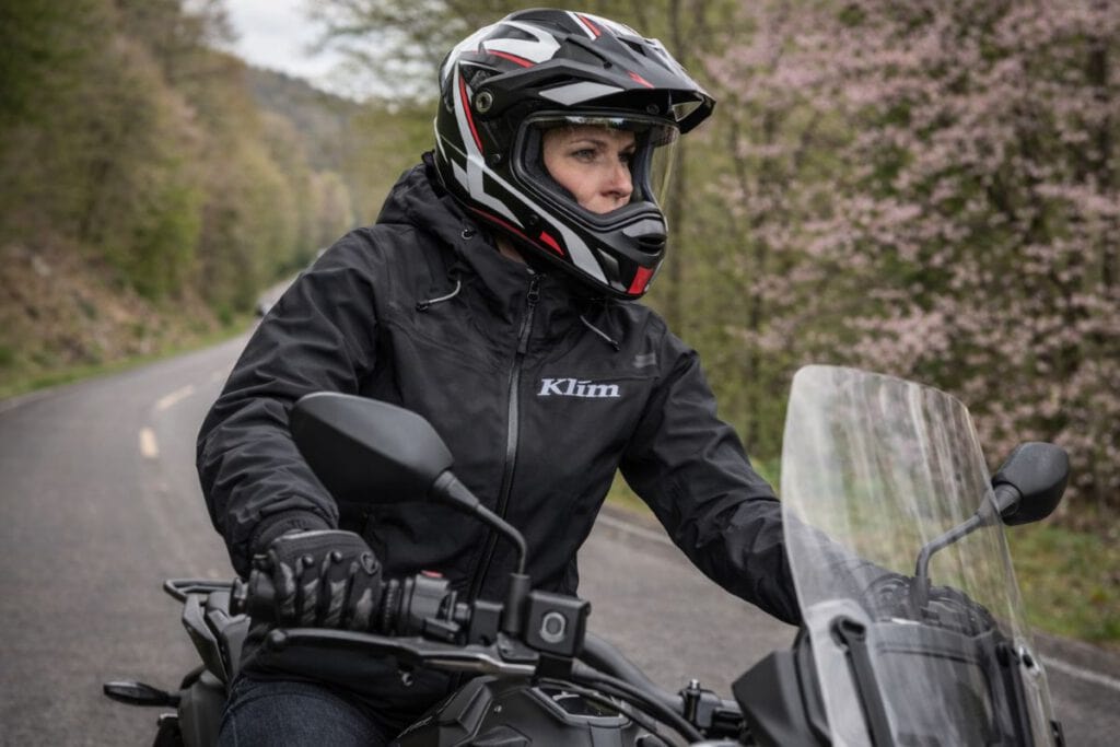 KLIM STOW AWAY ECLIPSE Motorradfahrerin im Wald