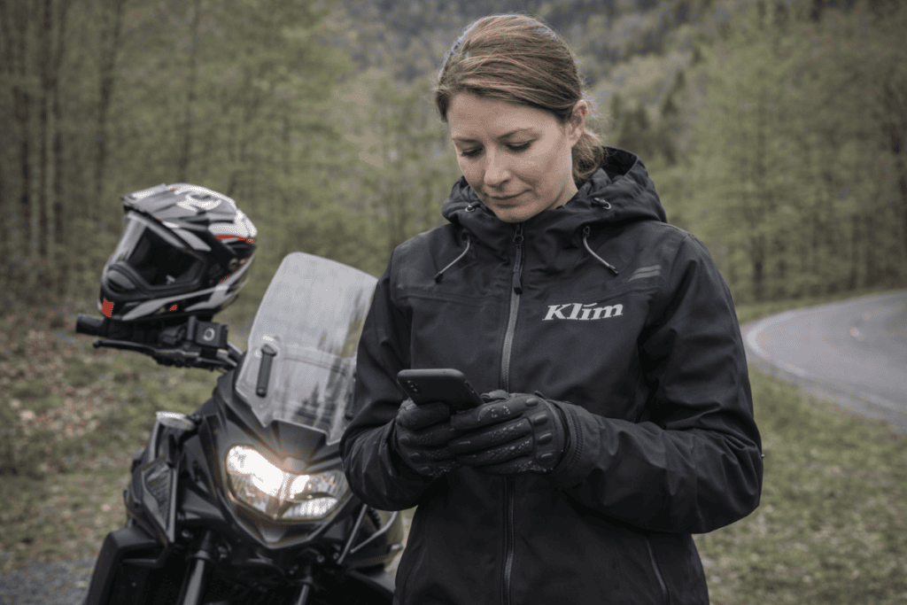 KLIM STOW AWAY ECLIPSE Motorradfahrerin mit Smartphone
