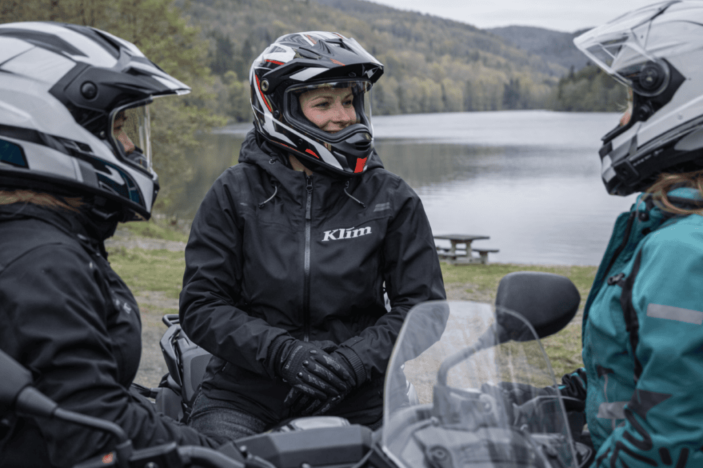 KLIM STOW AWAY ECLIPSE Motorradfahrerinnen am See 1
