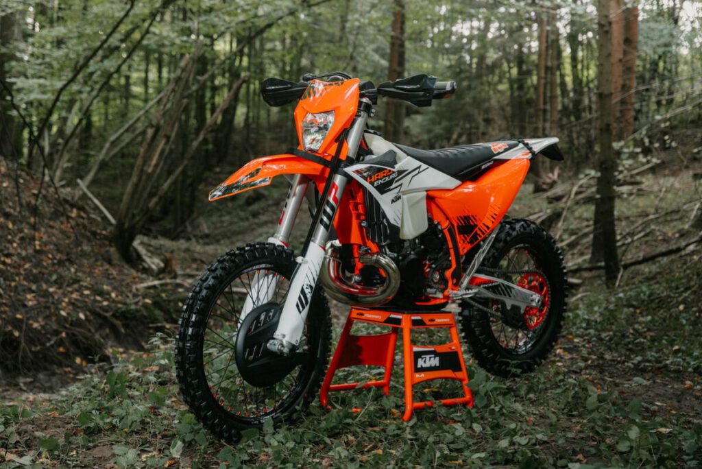 KTM 300 EXC HARDENDURO 2026 Detailansicht im Gelände schräg