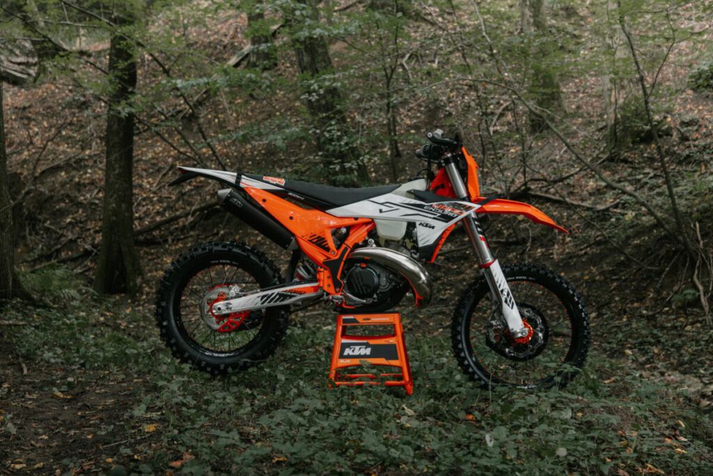 KTM 300 EXC HARDENDURO 2026 Detailansicht im Gelände schräg Seite