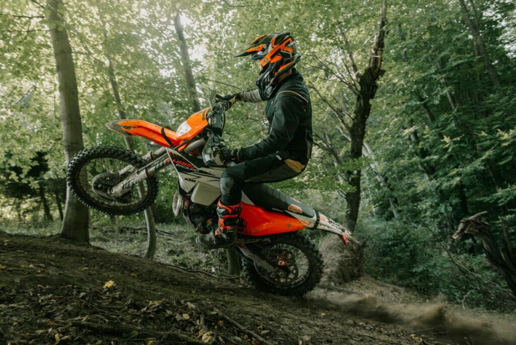 KTM 300 EXC HARDENDURO 2026 Fahrerbild im Gelände