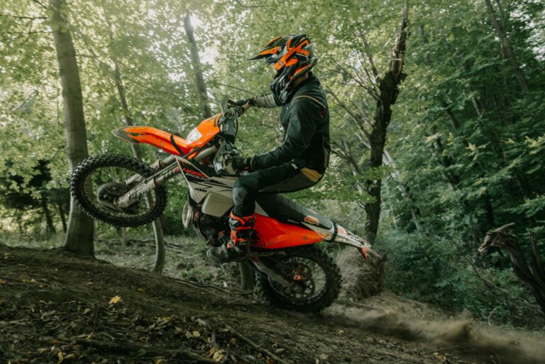 KTM 300 EXC HARDENDURO 2026 Fahrerbild im Gelände