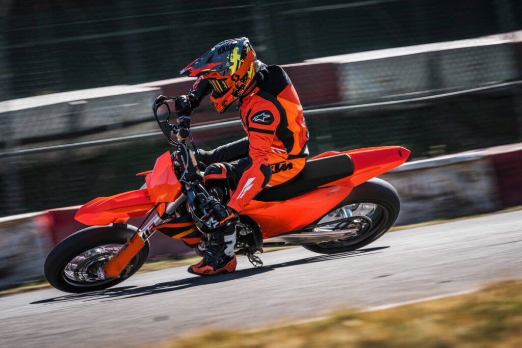 KTM 450 SMR 202 Motorrad auf Rennstrecke