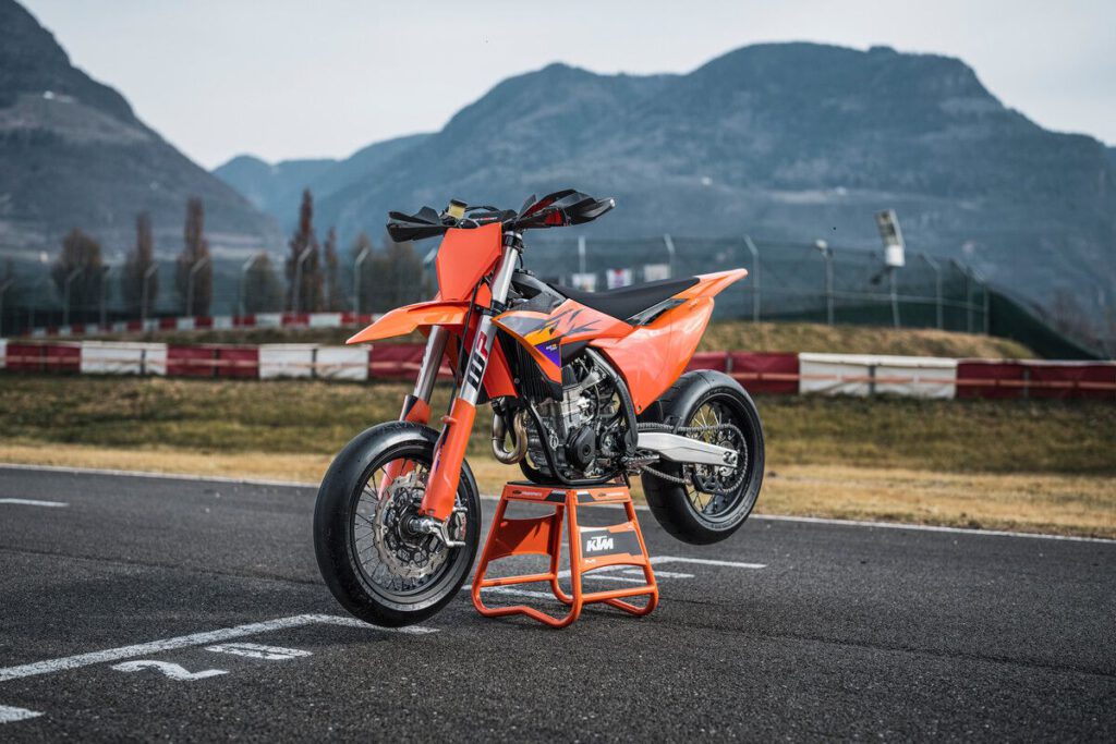 KTM 450 SMR 2026 Motorrad auf Ständern vor Bergkulisse