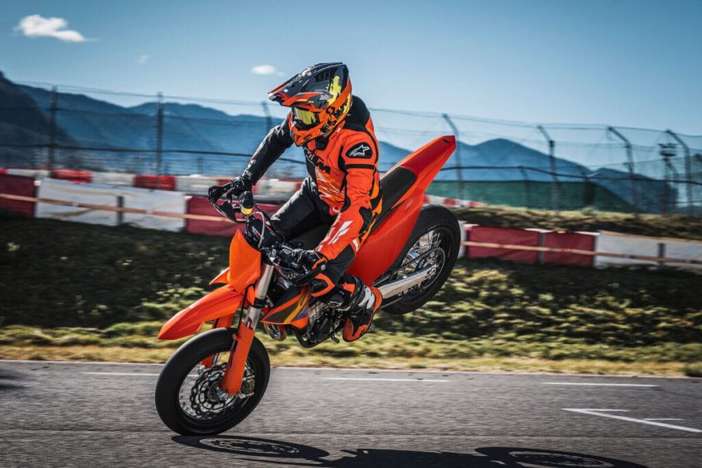 KTM 450 SMR 2026 Stunt mit Hinterrad oben