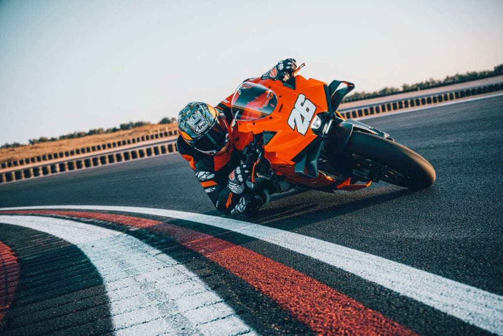 KTM 990 RC R 2026 – Supersportlicher Adrenalinträger für Straße und Rennstrecke 2 KTM 990 RC R 2026 Fahrer auf der Rennstrecke in extremer Schräglage