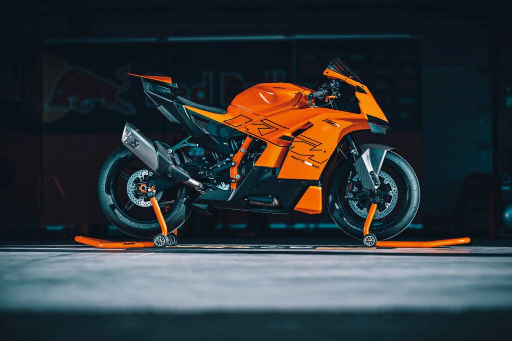 KTM 990 RC R 2026 – Supersportlicher Adrenalinträger für Straße und Rennstrecke 5 KTM 990 RC R 2026 orange Seitenansicht auf Ständer