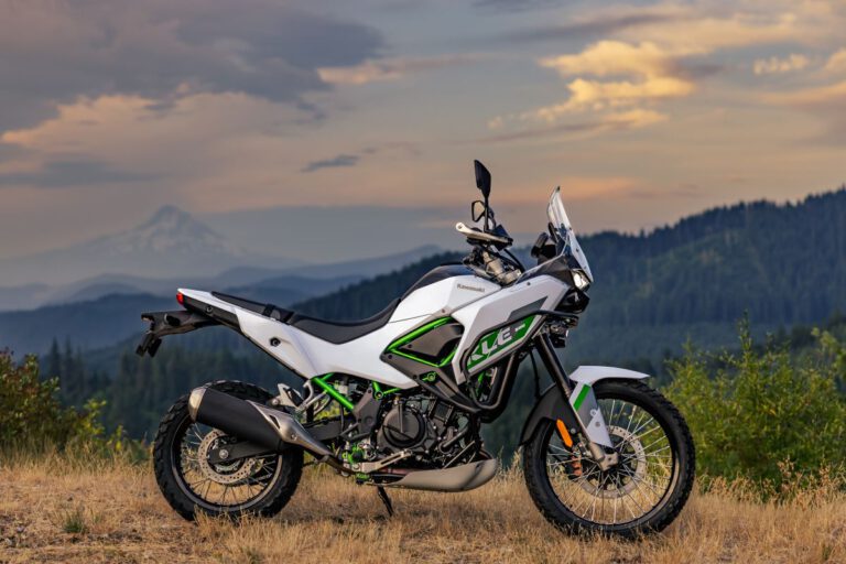 Kawasaki KLE500 Seitenansicht im Gelände