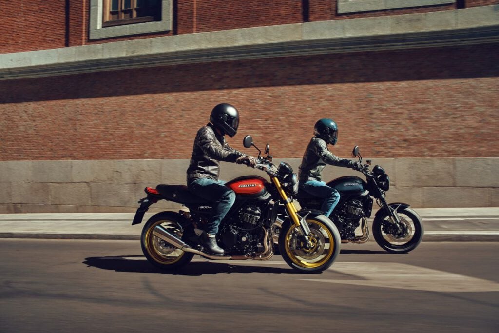 Kawasaki Z900RS 2026 2 Modelle auf Fahrt