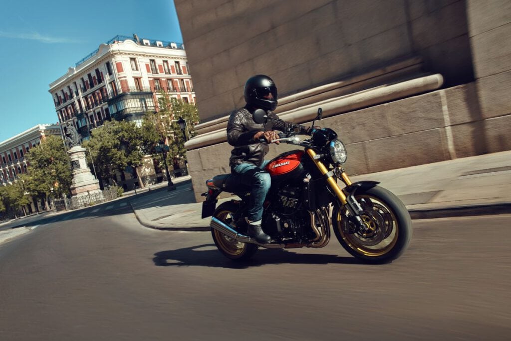 Kawasaki Z900RS 2026 Fahrerbild in der Stadt