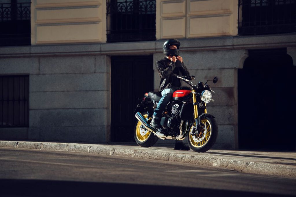 Kawasaki Z900RS 2026 Straßenbild stehend mit Fahrer