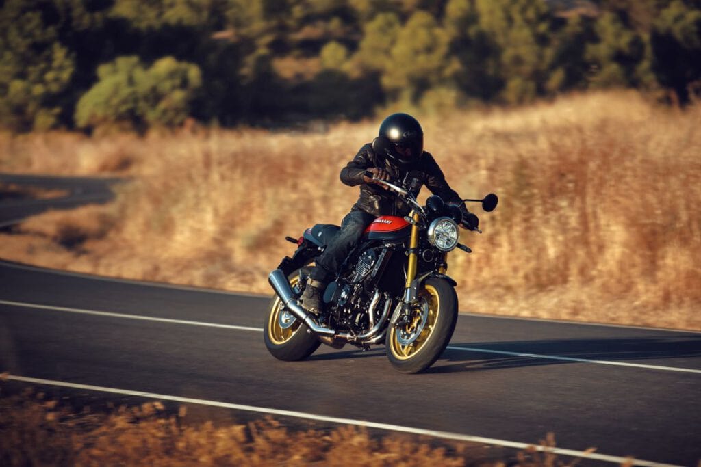 Kawasaki Z900RS 2026 Überlandfahrt in der Kurve