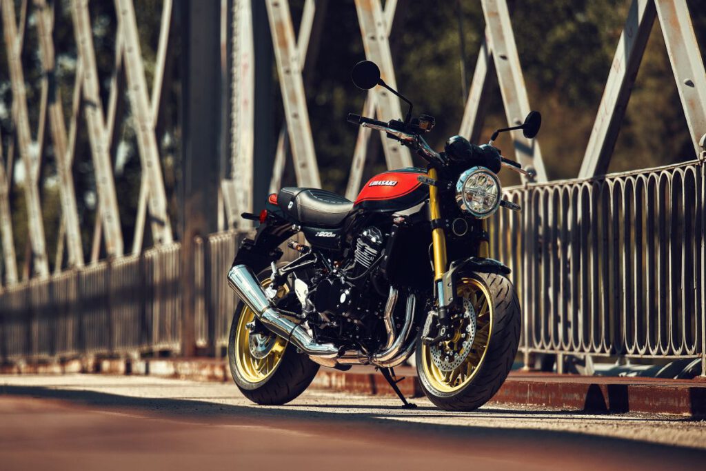 Kawasaki Z900RS 2026 rotes Modell auf Brücke