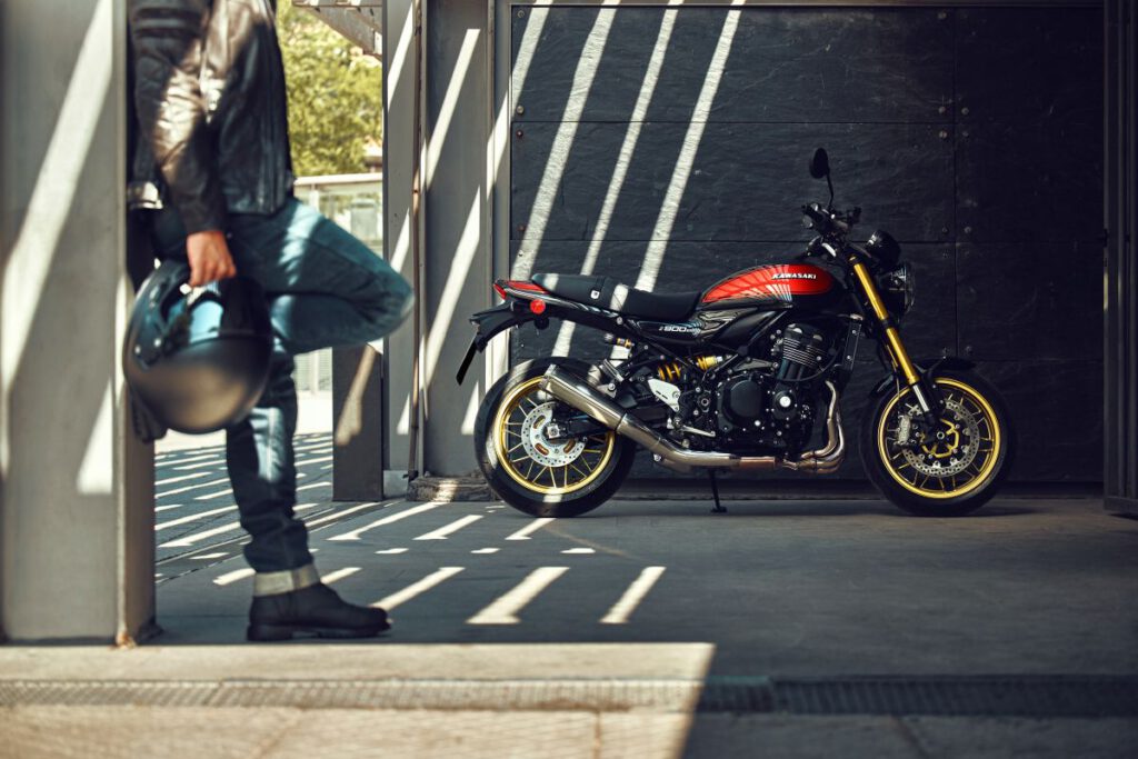 Kawasaki Z900RS 2026 rotes Modell mit Fahrer