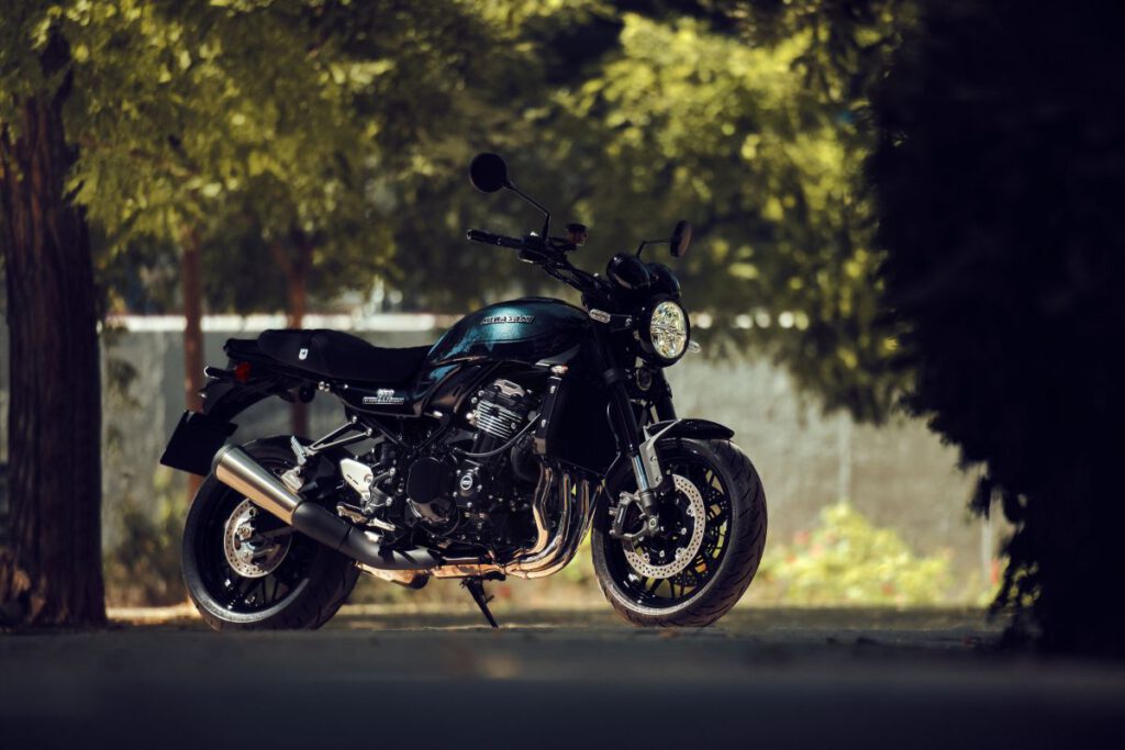 Kawasaki Z900RS 2026 stehendes Motorrad