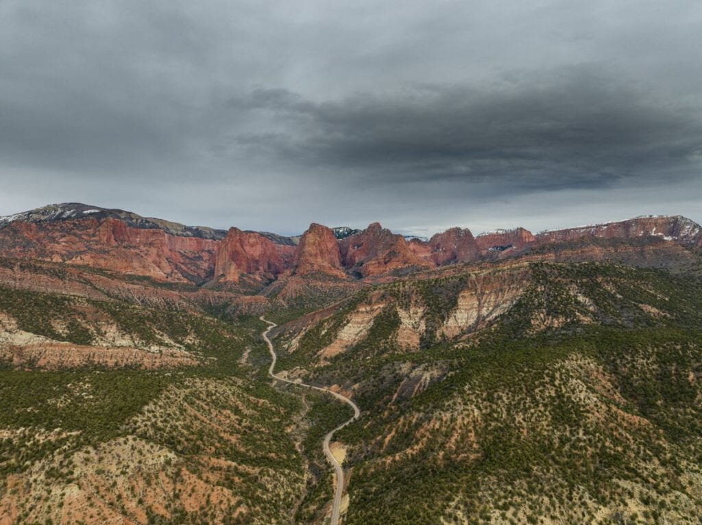 Utahs Scenic Byways – hier ist der Weg das Ziel 7 Kolob Canyons Utah Scenic Byways bei aufziehendem Regen © Andrew Burr