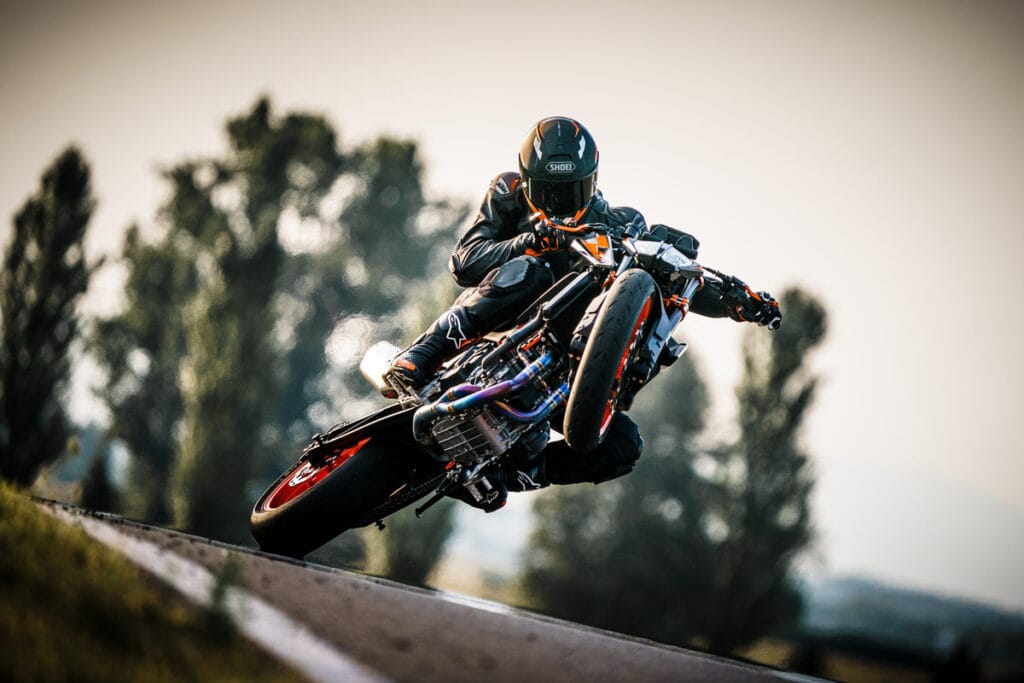 Die KTM 890 DUKE R Modelljahr 2022 — Das "Super Scalpel" erhält ein neues Design 10 Die KTM 890 DUKE R erstrahlt in neuem, mattem Farbton "Atlantic Blue" und erinnert an das Farbdesign der KTM RC16 GP-Rennstreckenbikes.