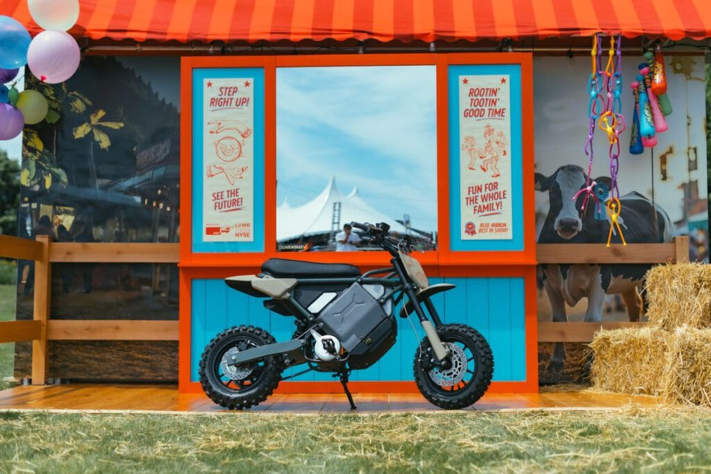 LiveWire EICMA 2025 Motorrad vor Food Stall