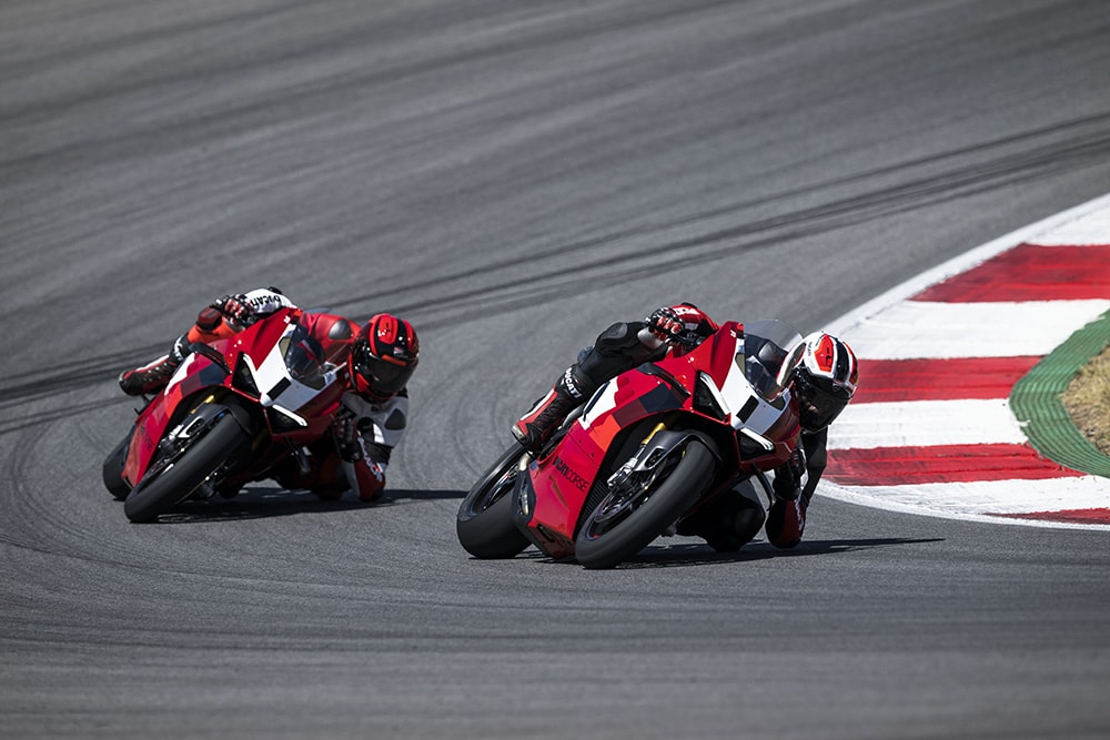 Die neue Ducati Panigale V4 R ist auf den ersten Blick an den Winglets aus Carbon und der von der MotoGP inspirierten Lackierung zu erkennen