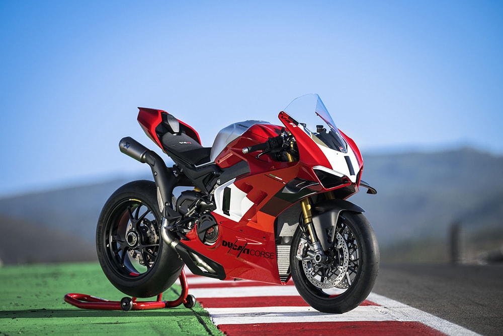 Die neue Ducati Panigale V4 R ist auf den ersten Blick an den Winglets aus Carbon und der von der MotoGP inspirierten Lackierung zu erkennen