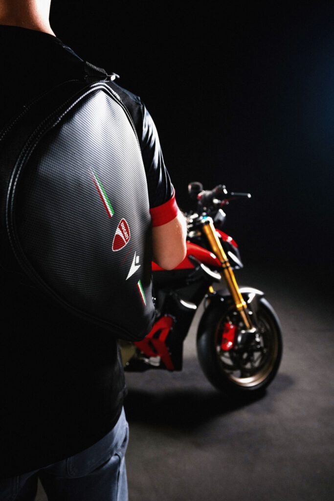 Macron X Ducati capsule collection Rucksack und Motorrad