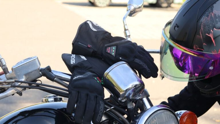 Margit und beheizbare Handschuhe auf dem Motorrad