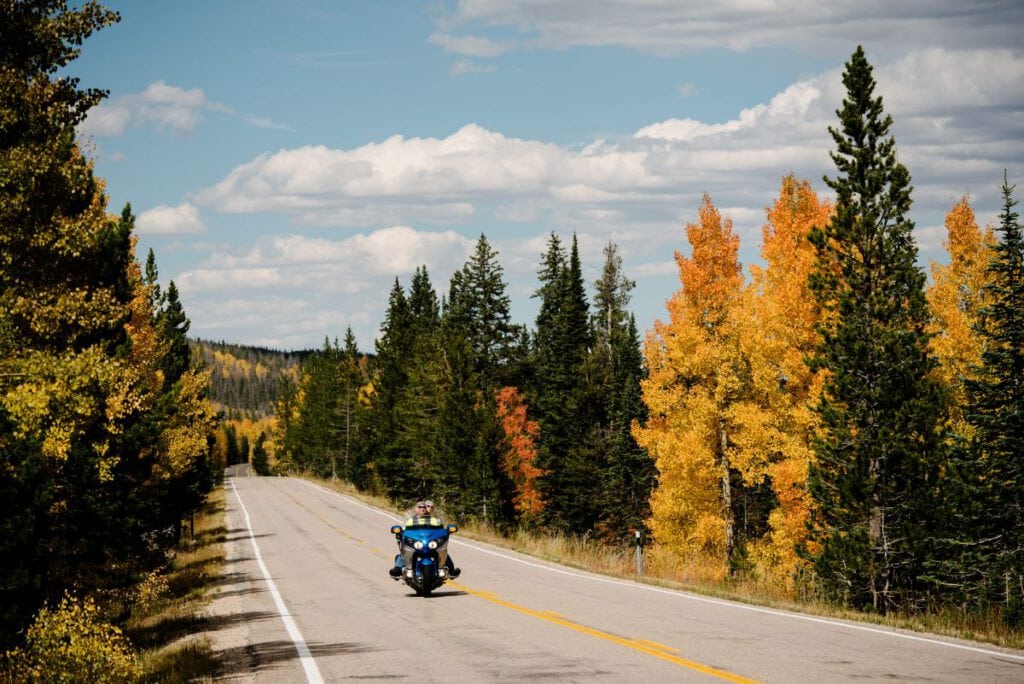 Utahs Scenic Byways – hier ist der Weg das Ziel 11 Mirror Lake Utah Scenic Byways Motorradfahrer ohne Helm © AustenDiamondPhotography