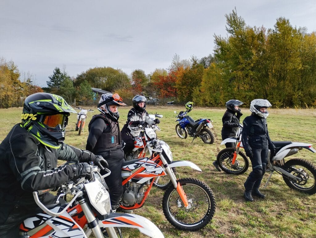 SHE RIDES Team beim Mofalangstreckenrennen am 5.09.2026 in Hahnenhorn. Frauenpower auf dem Rennmofa. Motorsport | Teamgeist
