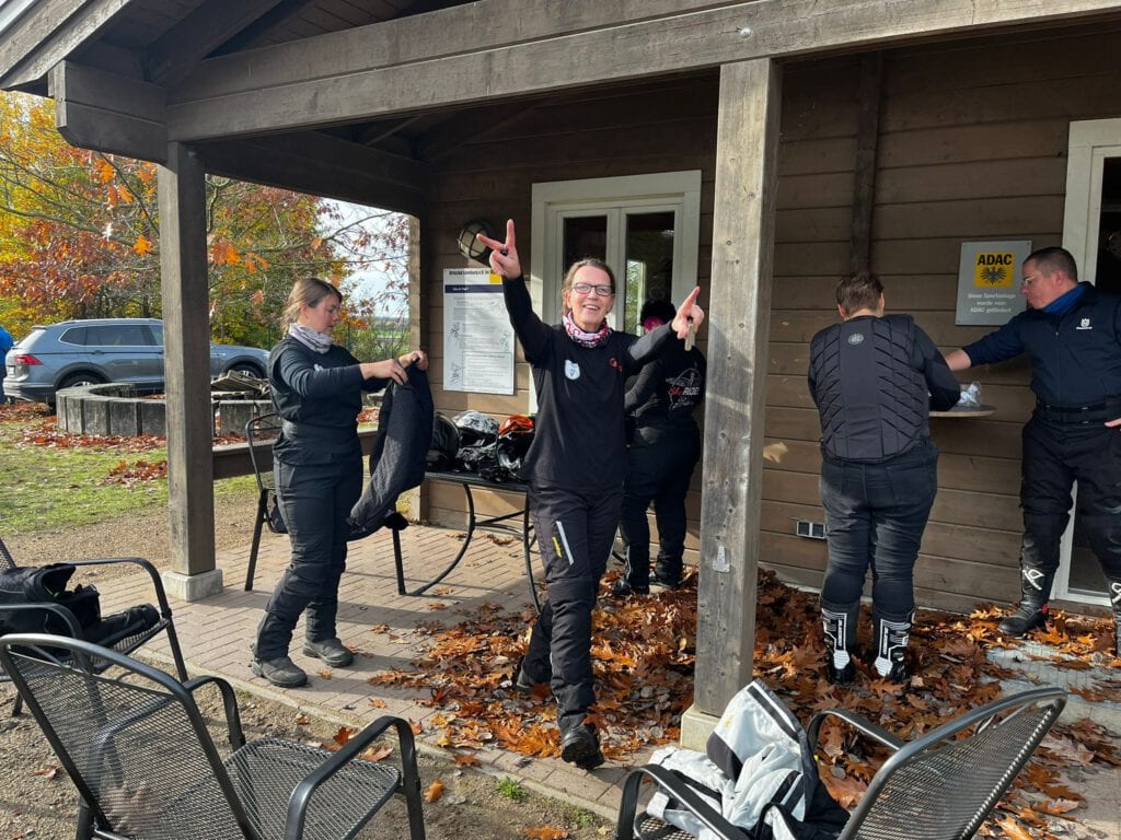 SHE RIDES Team beim Mofalangstreckenrennen am 5.09.2026 in Hahnenhorn. Frauenpower auf dem Rennmofa. Motorsport | Teamgeist