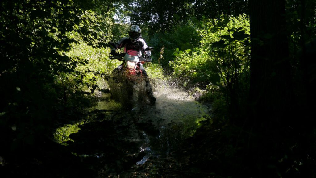 ENDURO IN POLEN / WESTPOMMERN – VERBOTEN GUT 22 Motorrad im Matsch Jochen Ehlers - ENDUROFUN TOURS