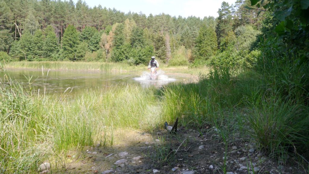 ENDURO IN POLEN / WESTPOMMERN – VERBOTEN GUT 1 Motorrad im Sumpfgebiet Jochen Ehlers - ENDUROFUN TOURS