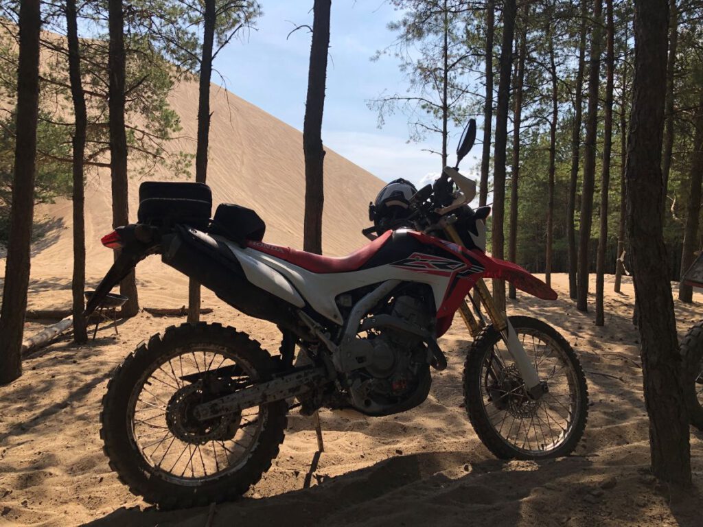 ENDURO IN POLEN / WESTPOMMERN – VERBOTEN GUT 17 Motorrad im Wald mit Sand Jochen Ehlers - ENDUROFUN TOURS