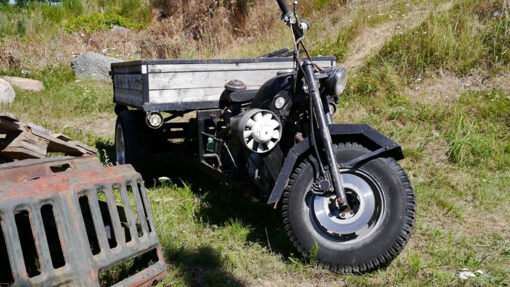 ENDURO IN POLEN / WESTPOMMERN – VERBOTEN GUT 10 Motorrad mit Aufsatz Jochen Ehlers - ENDUROFUN TOURS