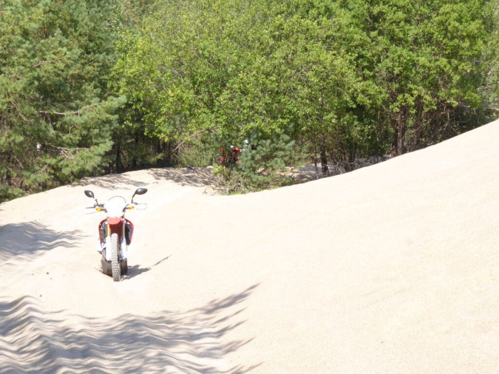 ENDURO IN POLEN / WESTPOMMERN – VERBOTEN GUT 18 Motorrad steckt im Sand Jochen Ehlers - ENDUROFUN TOURS