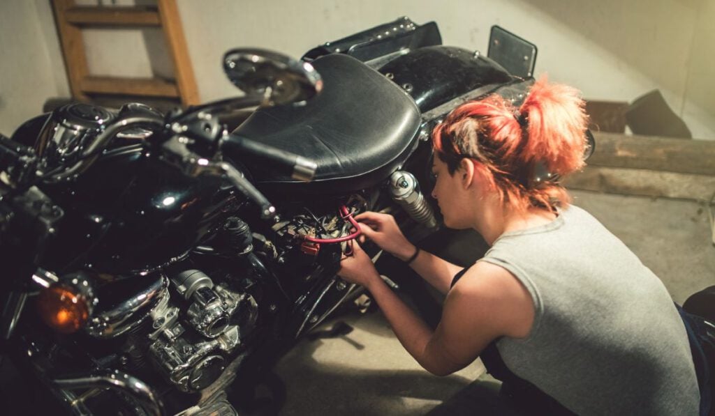 So kannst du die Leistungsfähigkeit der Batterie über den Winter erhalten 1 Der Winter steht bevor - und damit stehen viele Motorräder bald monatelang in der Garage. In dieser Zeit verliert die Batterie kontinuierlich Ladung.