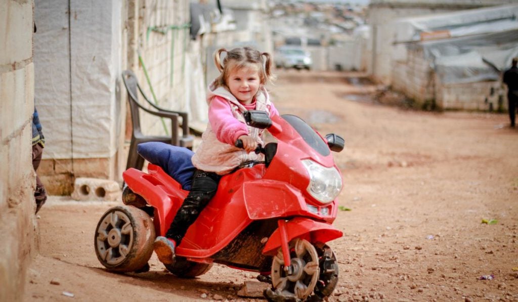 Kinder auf dem Motorrad mitnehmen: Sitzposition, Helmpflicht & Reife. Worauf Eltern achten sollten, um mit Kindern sicher unterwegs zu sein.