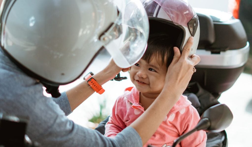 Kinder auf dem Motorrad mitnehmen: Sitzposition, Helmpflicht & Reife. Worauf Eltern achten sollten, um mit Kindern sicher unterwegs zu sein.