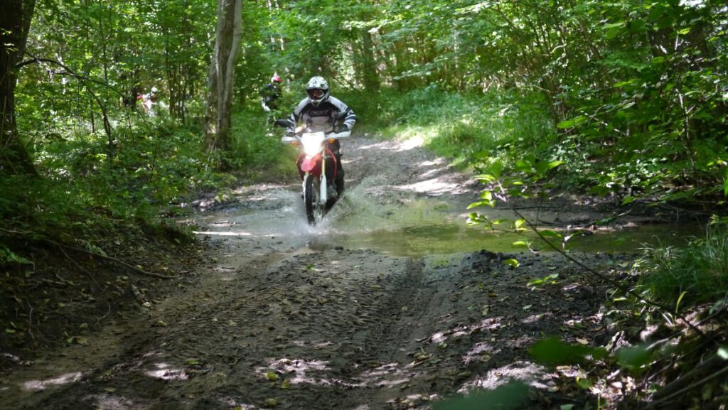 ENDURO IN POLEN / WESTPOMMERN – VERBOTEN GUT 20 Motorradfahrer auf Waldtrack Jochen Ehlers - ENDUROFUN TOURS