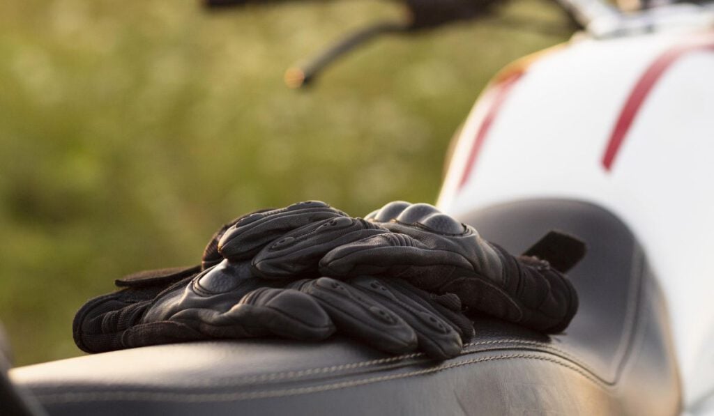 Abenteuer voraus: Der Leder-Textilhandschuh für jede Reiseroute 9 Wasserdicht, winddicht, atmungsaktiv mit leichtem Futter + maximal sicher - für quasi jede Jahreszeit. Leder-Textilhandschuh Pharao Twin Peak WP.